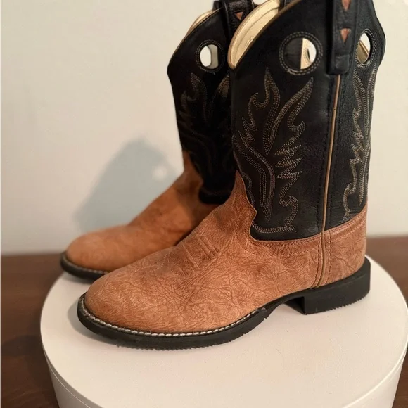 Old West Tan and Black Leather Cowboy Boots - Picture 3 of 8